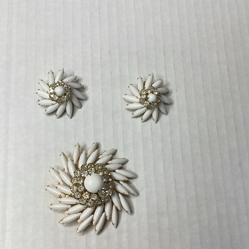 Judy Lee Navette White Milk Glass & Rhinestones Swirl Brooch w/set of earrings - Picture 10 of 17